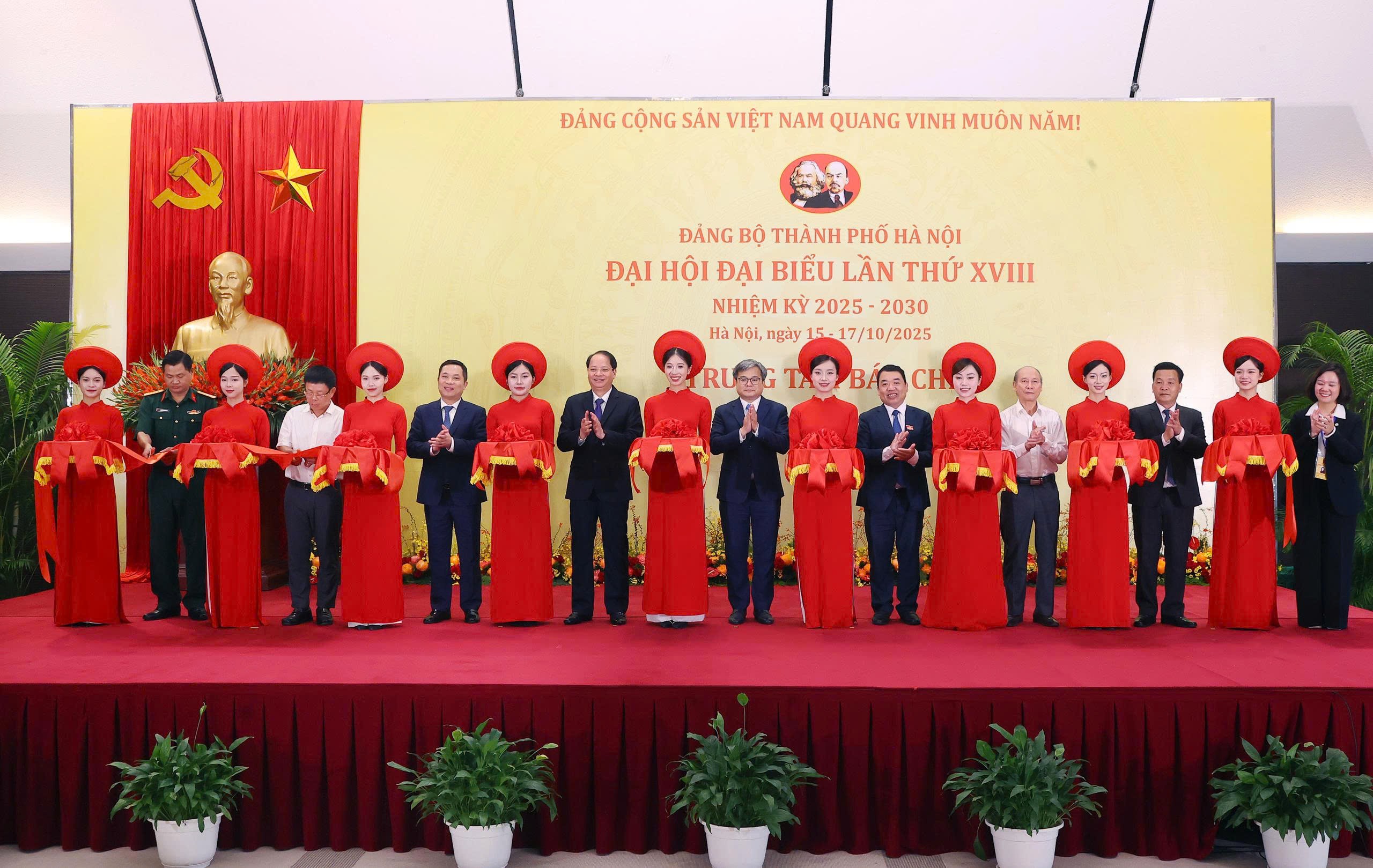 Các đại biểu thực hiện nghi thức cắt băng khai trương Trung tâm Báo chí phục vụ Đại hội đại biểu Đảng bộ thành phố Hà Nội lần thứ XVIII. (Ảnh: Xuân Quảng/Vietnam+)