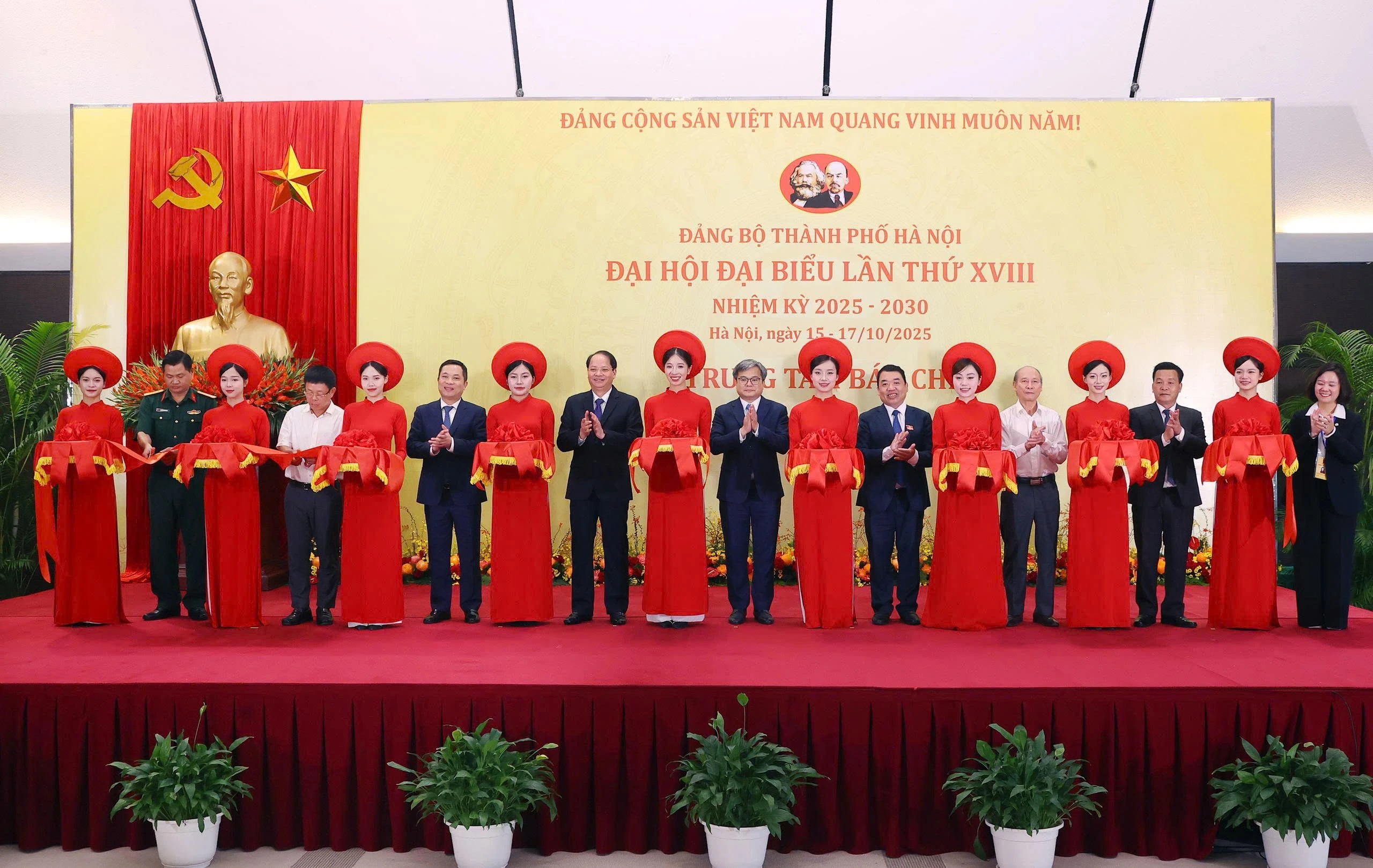 Các đại biểu thực hiện nghi thức cắt băng khai trương Trung tâm Báo chí phục vụ Đại hội đại biểu Đảng bộ thành phố Hà Nội lần thứ XVIII. (Ảnh: Xuân Quảng/Vietnam+)