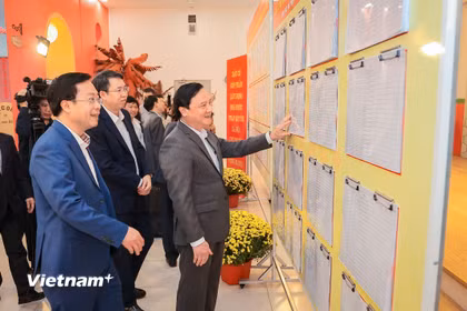 Đoàn giám sát của Ủy ban Thường vụ Quốc hội, Hội đồng bầu cử quốc gia tới các tổ bầu cử tại Hà Nội để kiểm tra công tác chuẩn bị cho bầu cử đại biểu Quốc hội khóa XVI. (Ảnh: Hoài Nam/Vietnam+)