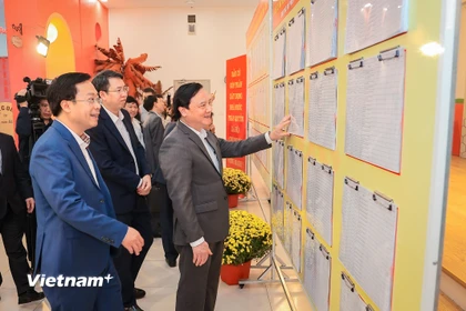 Đoàn giám sát của Ủy ban Thường vụ Quốc hội, Hội đồng bầu cử quốc gia tới các tổ bầu cử tại Hà Nội để kiểm tra công tác chuẩn bị cho bầu cử đại biểu Quốc hội khóa XVI. (Ảnh: Hoài Nam/Vietnam+)