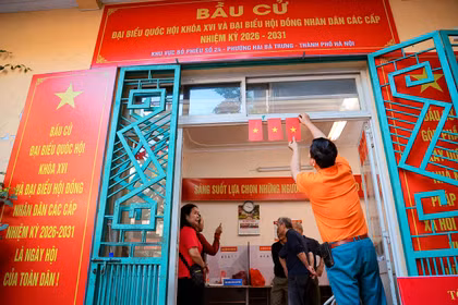 Các điểm bỏ phiếu ở Hà Nội tất bật chuẩn bị cơ sở vật chất hướng tới ngày bầu cử