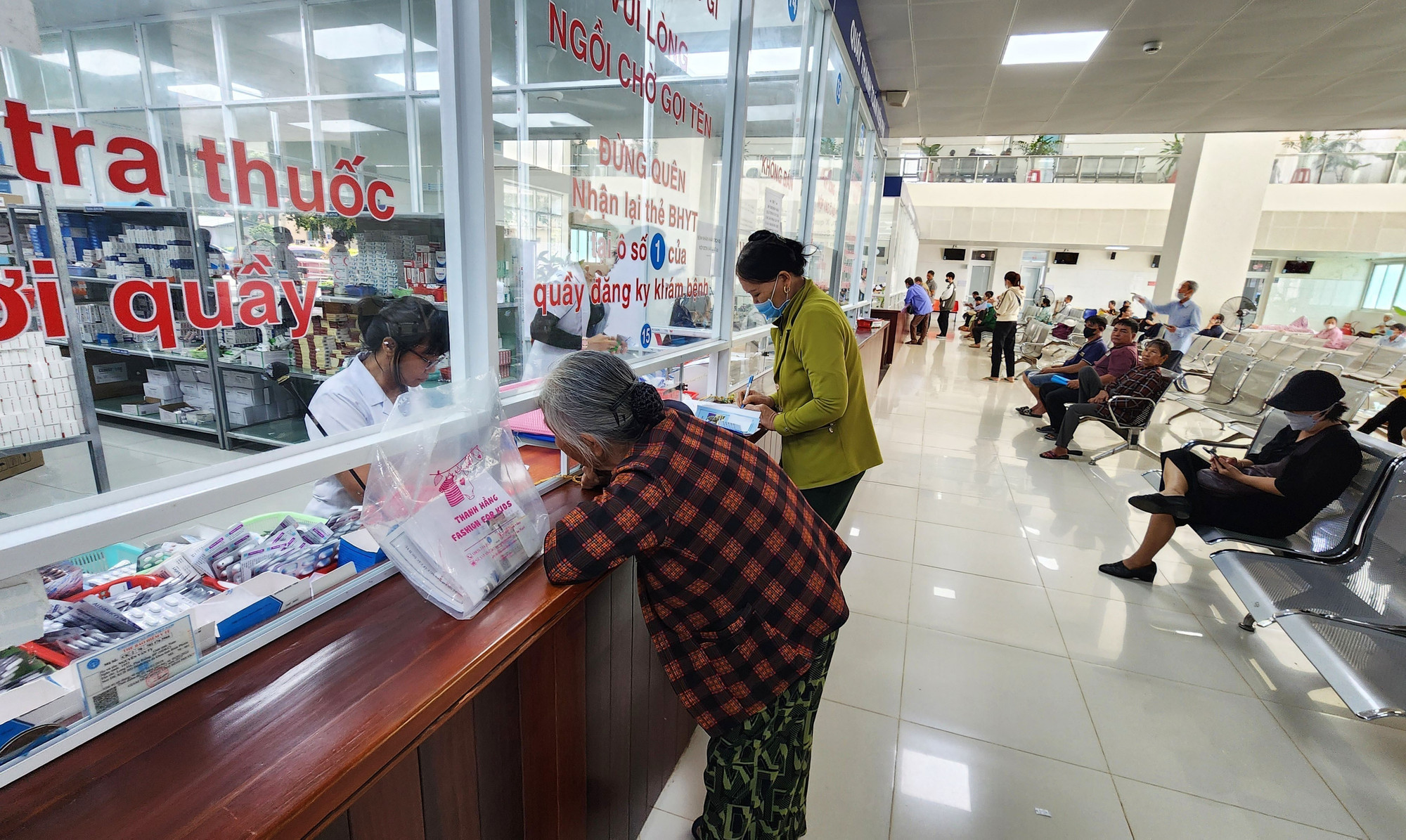 Khu vực thanh toán tiền viện phí của Bệnh viện đa khoa Bình Phước, tỉnh Đồng Nai. (Ảnh: Đậu Tất Thành/TTXVN) y-te-71.jpg
