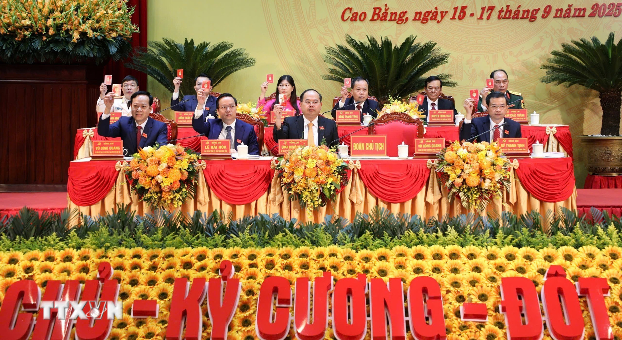 Đoàn Chủ tịch điều hành Đại hội. (Ảnh: Quốc Đạt/TTXVN) ttxvn-dai-hoi-cao-bang.jpg
