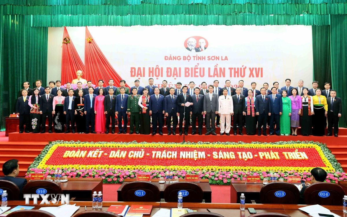 Ban Chấp hành Đảng bộ tỉnh Sơn La khóa 16, nhiệm kỳ 2025 - 2030 ra mắt Đại hội. (Ảnh: Quang Quyết/TTXVN) ttxvn-a-son-la2.jpg