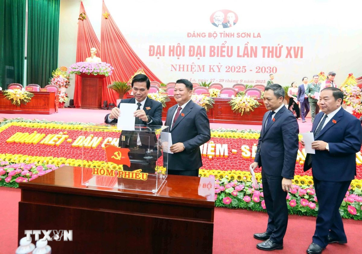 Đại biểu bỏ phiếu bầu nhân sự Ban Chấp hành Đảng bộ tỉnh Sơn La khoá 16, nhiệm kỳ 2025-2030. (Ảnh: Quang Quyết/TTXVN) ttxvn-a-son-la.jpg