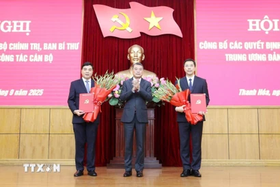 Đồng chí Lê Minh Hưng, Ủy viên Bộ Chính trị, Bí thư Trung ương Đảng, Trưởng Ban Tổ chức Trung ương trao quyết định của Bộ Chính trị cho đồng chí Nguyễn Hoài Anh (trái) và đồng chí Nguyễn Hồng Phong (phải). (Ảnh: Việt Hoàng/TTXVN)