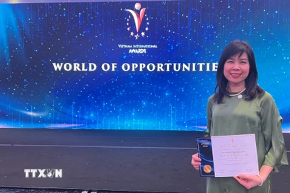 Tiến sỹ Hoàng Thị Hồng Hà được tôn vinh “Sứ giả tiếng Việt ở nước ngoài năm 2025” cho những nỗ lực dài hạn gìn giữ và lan tỏa tiếng mẹ đẻ và bản sắc văn hóa dân tộc Việt Nam tại châu Âu. (Ảnh: TTXVN phát)