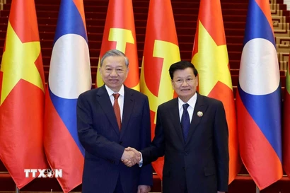 Tổng Bí thư Tô Lâm và Tổng Bí thư, Chủ tịch nước Lào Thongloun Sisoulith đồng chủ trì Cuộc gặp cấp cao giữa Đảng Cộng sản Việt Nam và Đảng Nhân dân Cách mạng Lào, tháng 12/2025. (Ảnh: Thống Nhất/TTXVN)