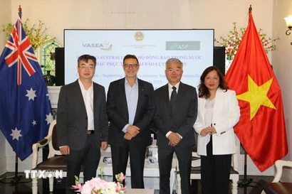 Cựu Đại sứ Australia tại Việt Nam Andrew Goledzinowski (thứ hai từ trái sang) - người luôn nỗ lực thúc đẩy quan hệ Việt Nam-Australia phát triển tích cực. (Ảnh: Thanh Tú/TTXVN)