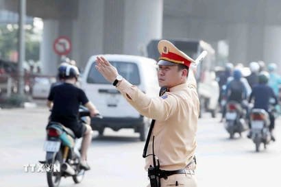 Lực lượng Cảnh sát Giao thông điều tiết, phân luồng giao thông. (Ảnh: Phạm Kiên/TTXVN)