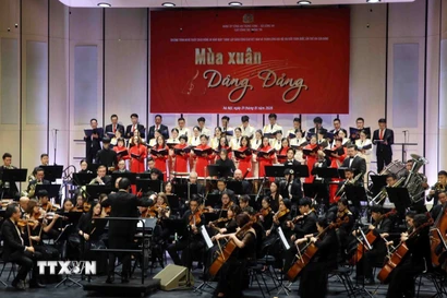 Chương trình nghệ thuật "Mùa xuân dâng Đảng" gồm những tác phẩm thanh nhạc, khí nhạc, thể hiện tình cảm, tấm lòng sắt son của lực lượng Công an nhân dân đối với Đảng và Bác Hồ kính yêu. (Ảnh: Phạm Kiên/TTXVN)