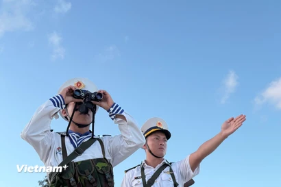 Cán bộ, chiến sỹ Trường Sa luôn tuần tra, canh gác, bảo vệ chủ quyền biển đảo thiêng liêng. (Ảnh: Huy Khánh/Vietnam+)