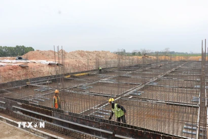 Nhà thầu thi công hạng mục bể nước phòng cháy chữa cháy tại Khu công nghiệp Song Mai-Nghĩa Trung, tỉnh Bắc Ninh. (Ảnh: Thanh Thương/TTXVN)