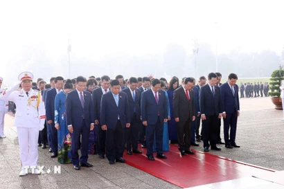 Thủ tướng Phạm Minh Chính và đoàn đại biểu dự Đại hội đại biểu Đảng bộ Chính phủ lần thứ nhất, nhiệm kỳ 2025-2030 tưởng niệm Chủ tịch Hồ Chí Minh. (Ảnh: Phạm Kiên/TTXVN)