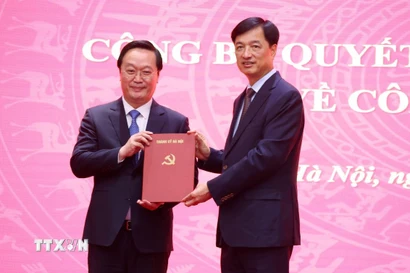 Ủy viên Bộ Chính trị, Bí thư Thành ủy Hà Nội Nguyễn Duy Ngọc trao quyết định cho đồng chí Nguyễn Đức Trung. (Ảnh: Văn Điệp/TTXVN)
