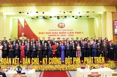 Ban Chấp hành Đảng bộ tỉnh Tuyên Quang nhiệm kỳ 2025-2030 ra mắt Đại hội. (Ảnh: Quang Cường/TTXVN)