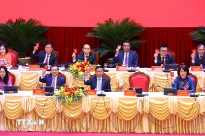 Các đại biểu biểu quyết thông qua Nghị quyết Đại hội Đảng bộ các cơ quan Đảng Trung ương lần thứ nhất, nhiệm kỳ 2025-2030. (Ảnh: Văn Điệp/TTXVN)