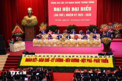 Các đại biểu biểu quyết thông qua Nghị quyết Đại hội Đảng bộ các cơ quan Đảng Trung ương lần thứ nhất, nhiệm kỳ 2025-2030. (Ảnh: Văn Điệp/TTXVN)