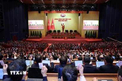 Các đại biểu biểu quyết thông qua Nghị quyết Đại hội XIV của Đảng. (Ảnh: TTXVN)