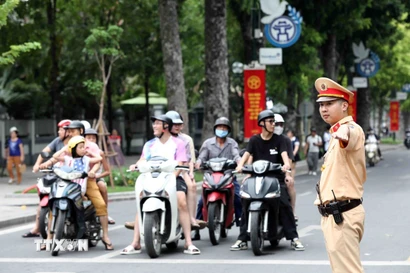 Lực lượng Cảnh sát Giao thông tổ chức điều tiết, phân luồng giao thông. (Ảnh: Phạm Kiên/TTXVN)