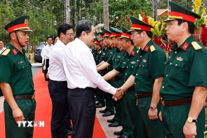 Chủ tịch Quốc hội Trần Thanh Mẫn thăm, làm việc với Sư đoàn 9, Quân đoàn 34. (Ảnh: Doãn Tấn/TTXVN)