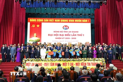 Đại tướng Phan Văn Giang, Ủy viên Bộ Chính trị, Phó Bí thư Quân ủy Trung ương, Bộ trưởng Bộ Quốc phòng, trao các Quyết định nhân sự của Bộ Chính trị và tặng hoa chúc mừng Ban Chấp hành Đảng bộ tỉnh An Giang nhiệm kỳ 2025-2030. (Ảnh: Văn Sĩ/TTXVN)