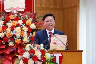 Phó Trưởng Ban Tuyên giáo và Dân vận Trung ương Trần Thanh Lâm giới thiệu cuốn sách tại buổi lễ.