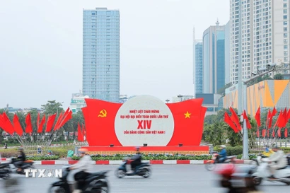 Khẩu hiệu, biểu trưng chào mừng Đại hội đại biểu toàn quốc lần thứ XIV của Đảng. (Ảnh: Lê Đông/TTXVN)