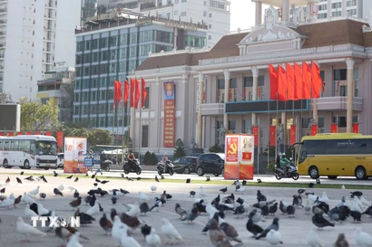 Quảng trường 2 tháng 4, đường Trần Phú (phường Nha Trang) rực đỏ màu cờ và các panô tuyên truyền về Đại hội Đảng. (Ảnh Đặng Tuấn/TTXVN)