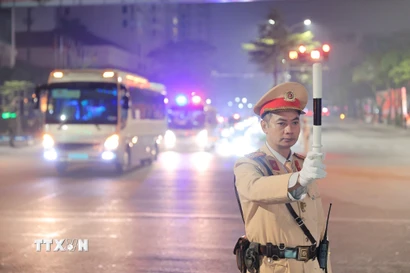 Lực lượng chức năng điều tiết giao thông tại nút giao Kim Mã-Liễu Giai. (Ảnh: TTXVN)