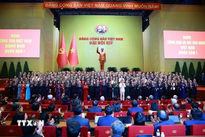 Ban Chấp hành Trung ương Đảng Cộng sản Việt Nam khóa XIV ra mắt Đại hội. (Ảnh: TTXVN)