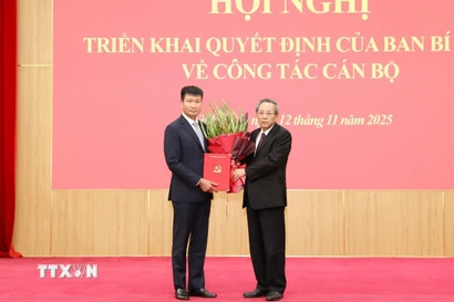 Đồng chí Hoàng Đăng Quang (phải), Ủy viên Trung ương Đảng, Phó Trưởng ban Thường trực Ban Tổ chức Trung ương, trao quyết định cho đồng chí Trần Huy Tuấn giữ chức Phó Bí thư Tỉnh ủy Ninh Bình. (Ảnh: Đức Phương/TTXVN)