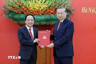 Tổng Bí thư Tô Lâm trao Quyết định của Bộ Chính trị điều động, phân công, bổ nhiệm đồng chí Trịnh Văn Quyết giữ chức Trưởng Ban Tuyên giáo và Dân vận Trung ương. (Ảnh: Thống Nhất/TTXVN)