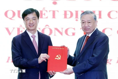 Tổng Bí thư Tô Lâm trao Quyết định của Bộ Chính trị điều động, phân công, chỉ định đồng chí Nguyễn Duy Ngọc giữ chức Bí thư Thành ủy Hà Nội nhiệm kỳ 2025-2030. (Ảnh: Thống Nhất/TTXVN)