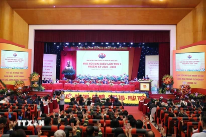 Đại biểu biểu quyết thông qua chương trình, nội quy, quy chế của đại hội. (Ảnh: Thống Nhất/TTXVN)