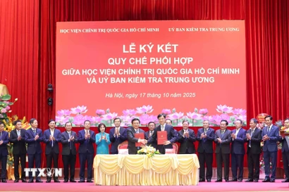 Đồng chí Nguyễn Duy Ngọc, Ủy viên Bộ Chính trị, Bí thư Trung ương Đảng, Chủ nhiệm Ủy ban Kiểm tra Trung ương và đồng chí Nguyễn Xuân Thắng, Ủy viên Bộ Chính trị, Giám đốc Học viện Chính trị quốc gia Hồ Chí Minh, Chủ tịch Hội đồng Lý luận Trung ương ký kết Quy chế phối hợp giữa hai đơn vị Uỷ ban Kiểm tra Trung ương và Học viện Chính trị Quốc gia Hồ Chí Minh. (Ảnh: Phương Hoa/TTXVN)