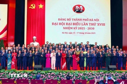 Đồng chí Trần Cẩm Tú, Ủy viên Bộ Chính trị, Thường trực Ban Bí thư tặng hoa Ban Chấp hành Đảng bộ thành phố Hà Nội lần thứ 18, nhiệm kỳ 2025-2030 ra mắt Đại hội. (Ảnh: Văn Điệp/TTXVN)