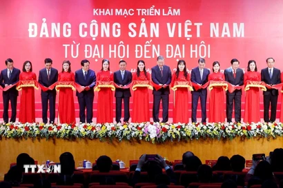 Tổng Bí thư Tô Lâm và các đồng chí lãnh đạo Đảng, Nhà nước cắt băng khai mạc Triển lãm "Đảng Cộng sản Việt Nam - Từ Đại hội đến Đại hội." (Ảnh: Thống Nhất/TTXVN)