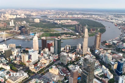 Khu trung tâm Thành phố Hồ Chí Minh phát triển hiện đại bên sông Sài Gòn. (Ảnh: Hồng Đạt/TTXVN)