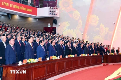 Tổng Bí thư Tô Lâm và các đại biểu thực hiện nghi lễ chào cờ. (Ảnh: Thống Nhất/TTXVN)