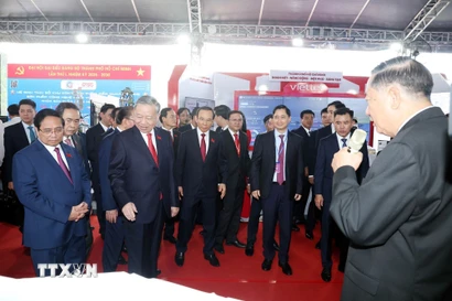 Tổng Bí thư Tô Lâm và các đại biểu tham quan triển lãm tại Đại hội. (Ảnh: Thống Nhất/TTXVN)