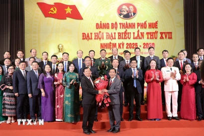 Ban Chấp hành Đảng bộ Thành phố Huế khóa XVII, nhiệm kỳ 2025-2030 ra mắt Đại hội. (Ảnh: Nguyên Lý/TTXVN)