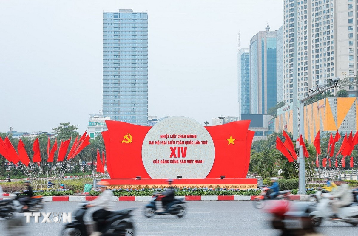 Khẩu hiệu, biểu trưng Đại hội nổi bật giữa dòng xe qua lại trên đường phố Hà Nội. (Ảnh: Lê Đông/TTXVN)