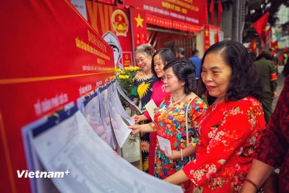 Rực rỡ sắc màu cử tri Thủ đô đi bỏ phiếu trong "ngày hội non sông"