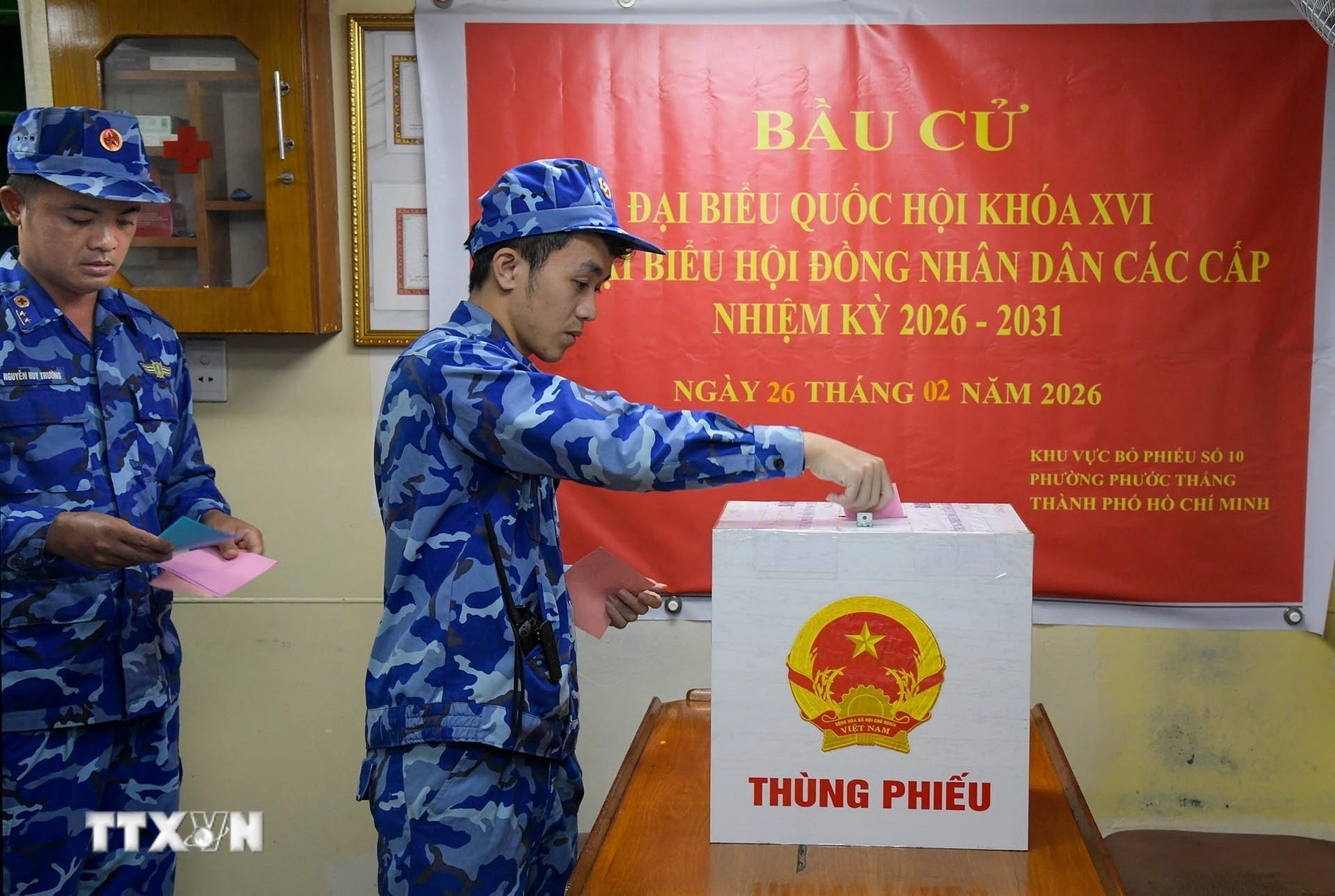 Các cử tri tại tàu CSB 6008 (Thành phố Hồ Chí Minh) bỏ phiếu bầu cử Quốc hội và Hội đồng Nhân dân. (Ảnh: TTXVN phát)