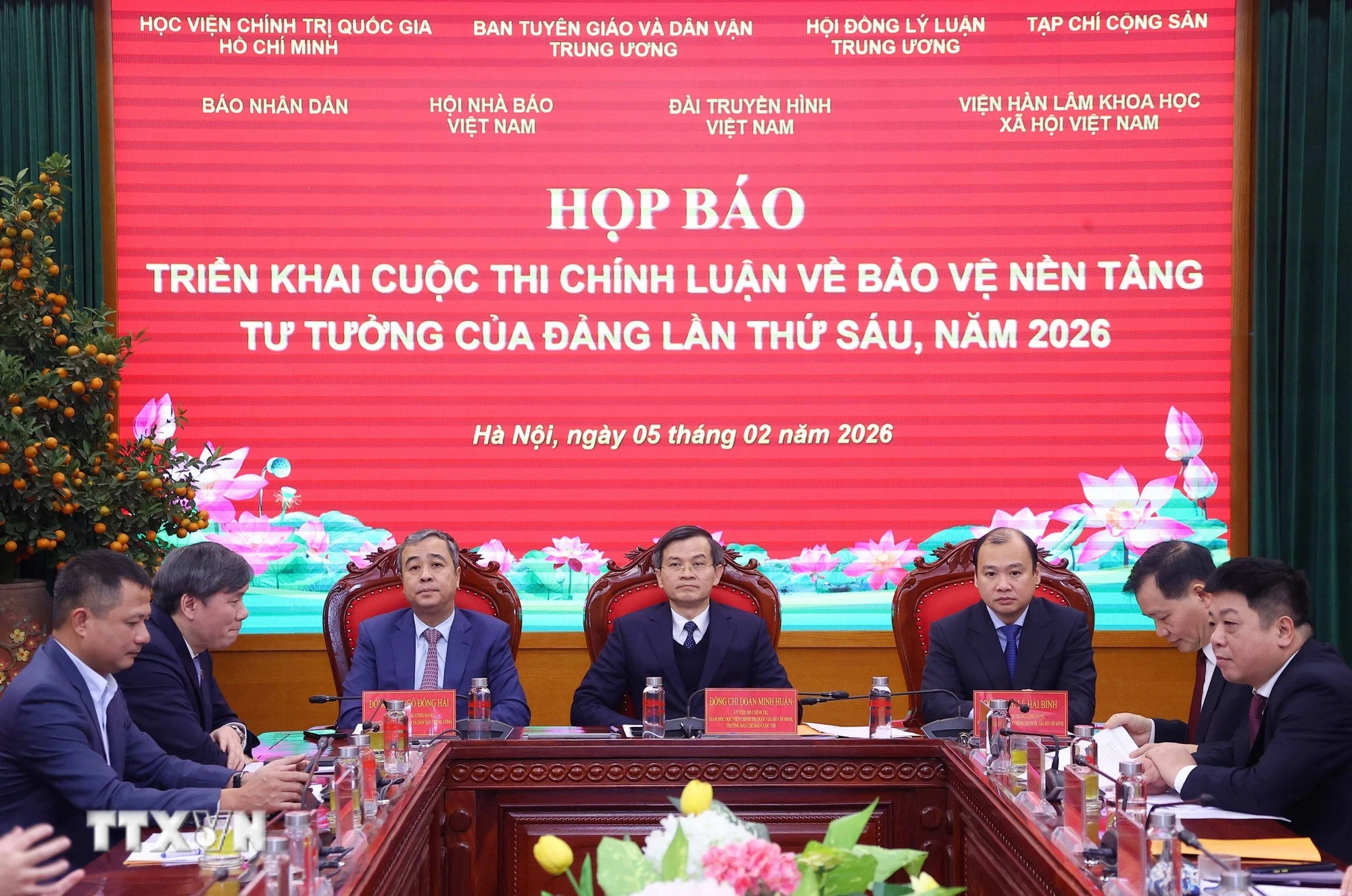 Phó Giáo sư, tiến sỹ Đoàn Minh Huấn, Ủy viên Bộ Chính trị, Giám đốc Học viện Chính trị Quốc gia Hồ Chí Minh, Phó Trưởng Ban Chỉ đạo 35 Trung ương, Trưởng Ban Chỉ đạo Cuộc thi và các đại biểu chủ trì buổi họp báo. (Ảnh: Văn Điệp/TTXVN)