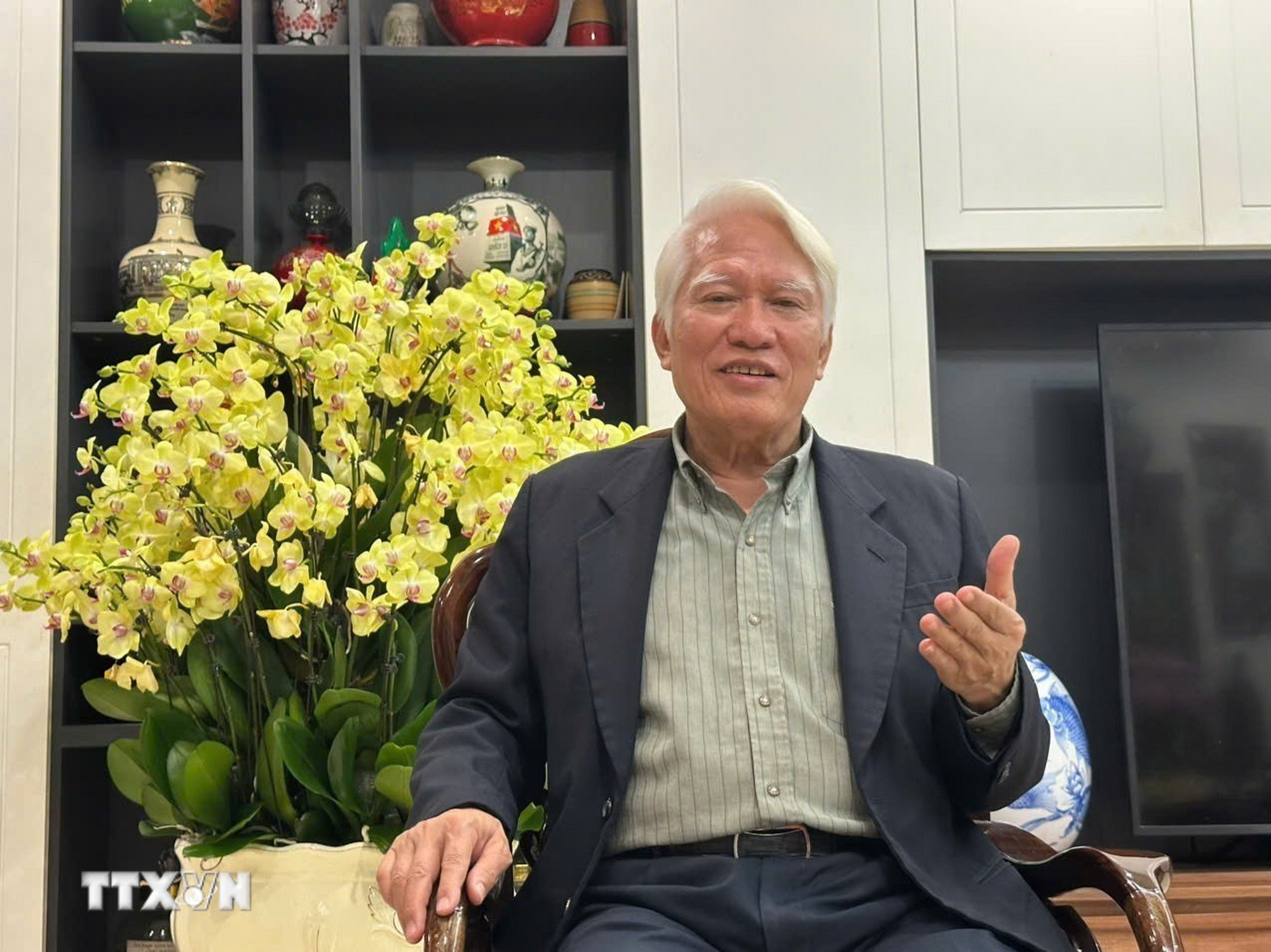 Phó Giáo sư, tiến sỹ Nguyễn Chu Hồi, Đại biểu Quốc hội khóa XV, nhận định việc rút ngắn nhiệm kỳ Quốc hội khoá XV là một quyết định mang tầm chiến lược để từng bước rút ngắn thời gian kiện toàn hệ thống lập pháp và hành pháp ngay sau các kỳ đại hội Đảng. (Ảnh: Diệu Thúy/TTXVN)