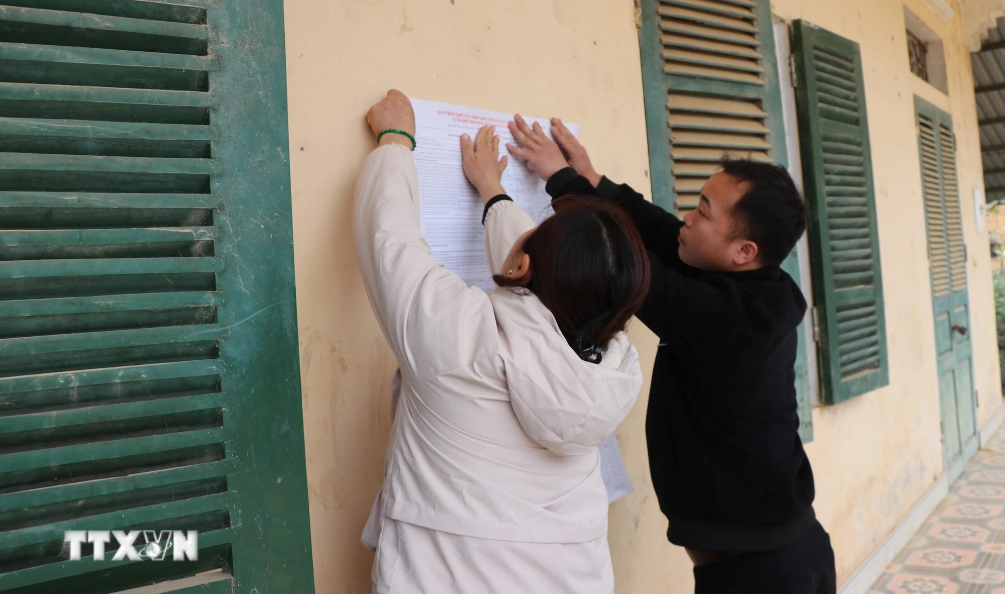 Cán bộ thôn Làng Chạp, xã Trung Sơn (Tuyên Quang) chuẩn bị công tác bầu cử tại Nhà văn hóa thôn. (Ảnh: Hoàng Hải/TTXVN)