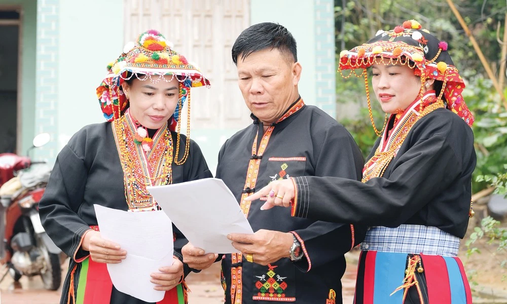 Cử tri xã Tây Yên Tử tìm hiểu các quy định về bầu cử. (Nguồn: Báo Bắc Ninh)