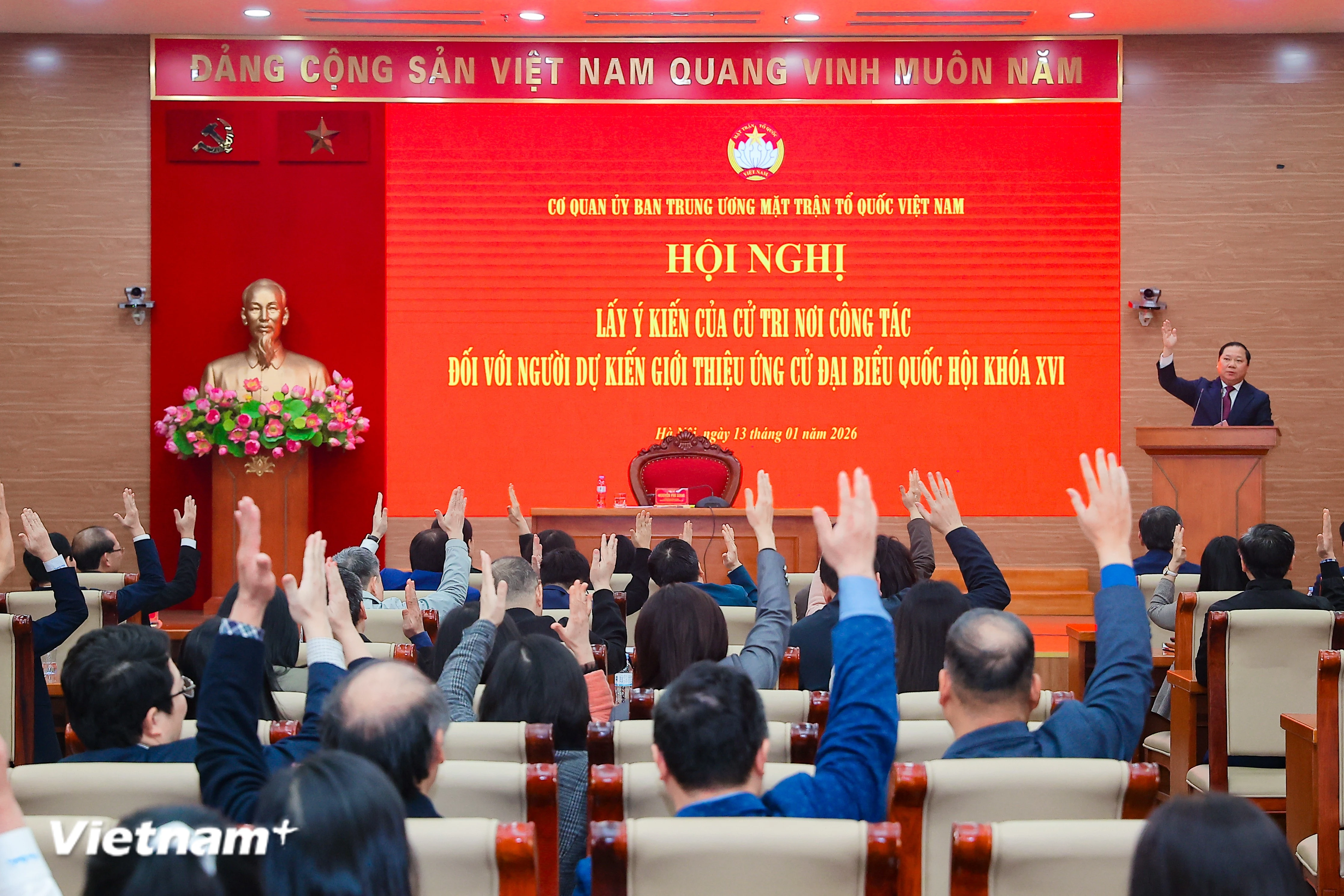 100% cử tri đã biểu quyết nhất trí giới thiệu 5 đồng chí tham gia ứng cử đại biểu Quốc hội chuyên trách khóa XVI. (Ảnh: Hoài Nam/Vietnam+)